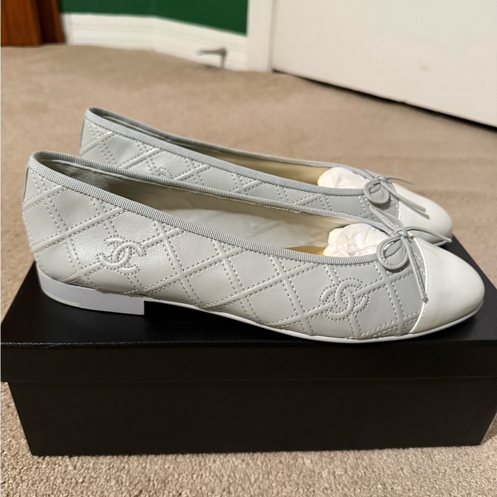 CHANEL baby blue and white ballerinas
Brand new size 40